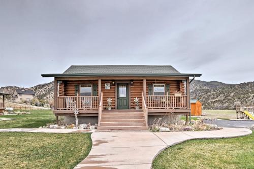 Sterling House | Rustic Cabin Near Palisade State Park with Deck!