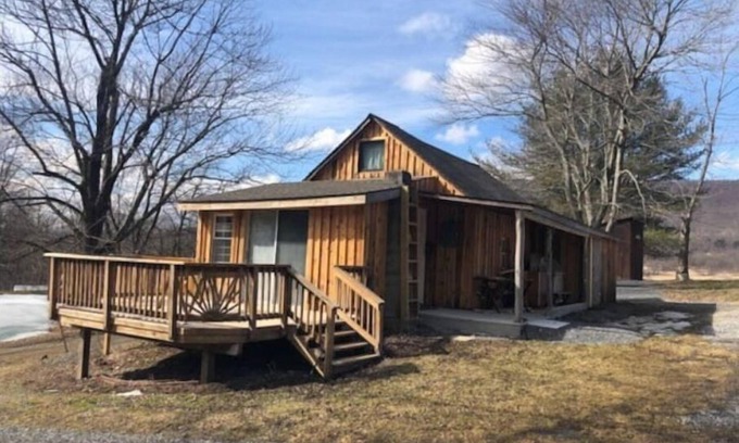 Doylesburg Cabin | Rustic Cabin with beautiful pond and mountain views
