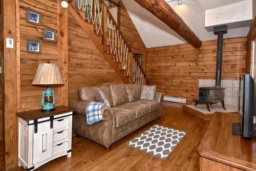 Rockbridge House | Rustic Cabin with Jacuzzi Surrounded by Nature in Ohio