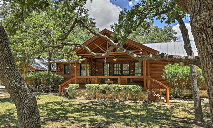 Canyon Lake House | Rustic Canyon Lake Cabins with Hot Tub on about 3 Acres