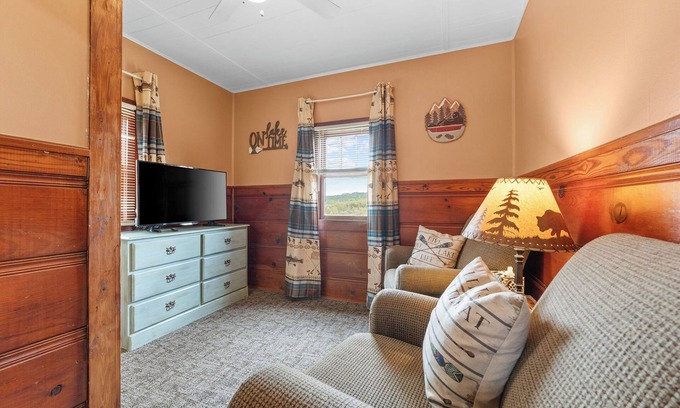 Boone County Cabin | Rustic charm/Cozy comfort-1-bedroom cabin/Ozark view nestled by Bull Shoals Lake