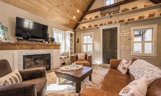 Hendersonville House | Rustic-Chic 2BR Cabin w/Clawfoot Tub | Near Trails