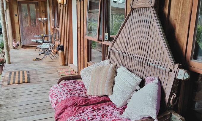 Lysterfield House | Rustic Country Lane Farmhouse in Lysterfield. Family & pet friendly!