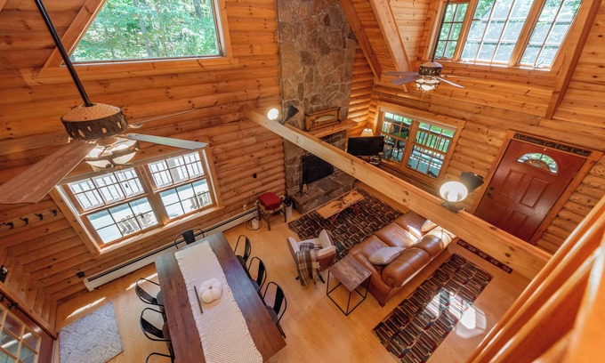 North Glade Hills House | Rustic Deep Creek Cabin w/Fire Pit & Hot Tub