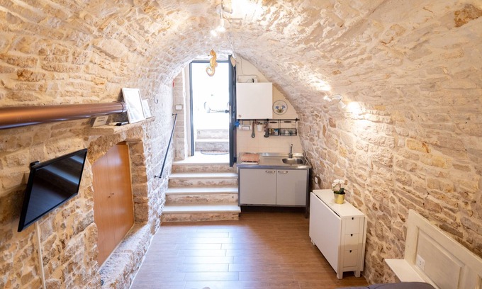 Giovinazzo Apartment | Rustic in White Stone