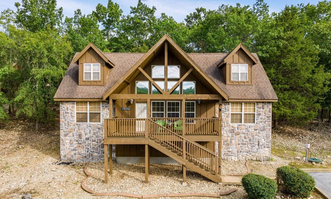 Reeds Spring Cabin | Rustic Lodge 4 Bedroom Cabin by Redawning