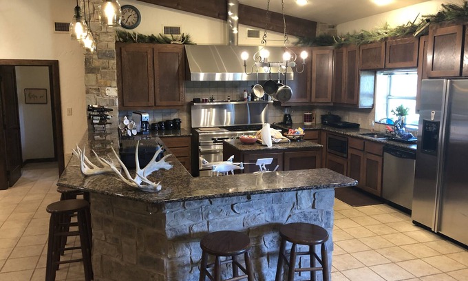 Calvert Cabin | Rustic Lodge on 100 acre ranch between College Station and Waco