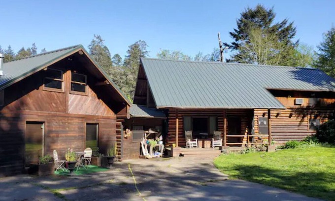 Brookings Cabin | Rustic Lodge - Rustic Cabin in the Mountains of Brookings