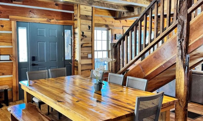 Mars Hill House | Rustic log Cabin w/Pond & Hot tub Tranquil Vibe