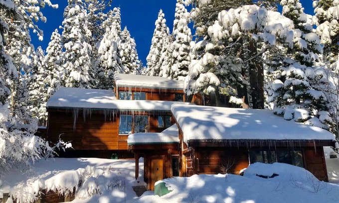 Twin Peaks Cabin | Rustic Luxe Cabin | Views, Hot Tub & Adventure