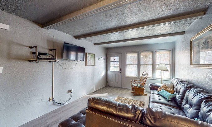 Simonton Lake House | Rustic Retreat Near Lake w/ Well-Equipped Kitchen