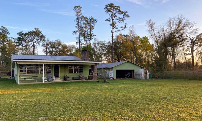 Donalsonville House | Rustic Retreat on Paradise