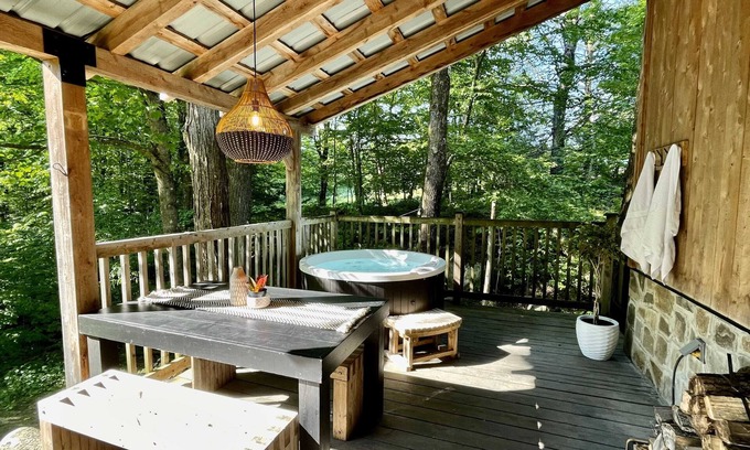 Lac-Brome Ski Chalet | Rustic Retreat w/Spa Near Adventure Spots