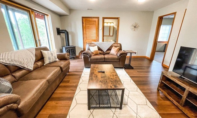 Florissant House | Rustic Ridge Hideaway | Pet Friendly & Deck Views