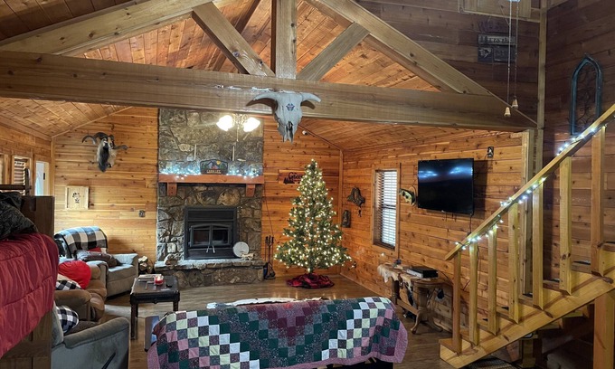 Flint Creek Cabin | Rustic River cabin- located near the Illinois river!