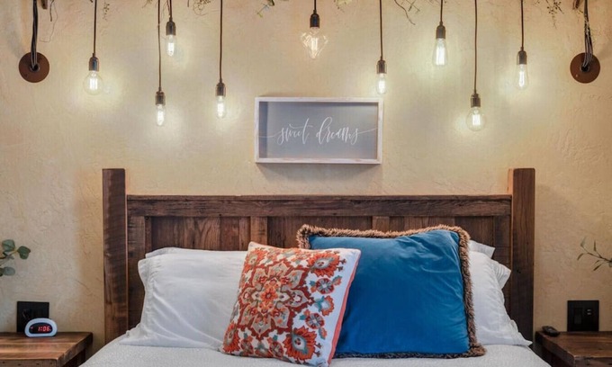 Berlin Apartment | Rustic Suite · Romantic Getaway on Main Street - Rustic Suite