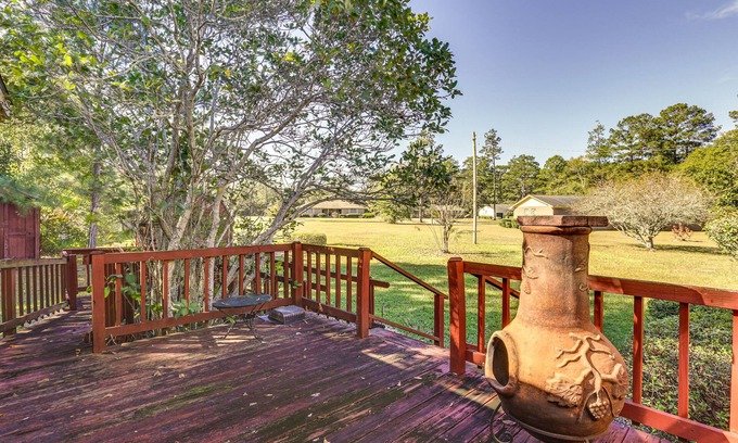 Thomasville House | Rustic Thomasville Home w/Deck: 2 Mi to Downtown!