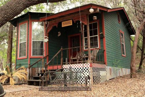 Marble Falls House | Rustic Victorian-Style Cottage Rental with Clawfoot Bathtub on Hamilton Creek, Texas