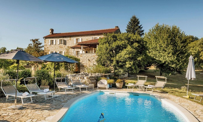 Makovci Villa | Rustic Villa with a Pool for 10 guests