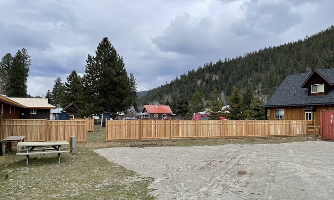 Okanagan-Similkameen RV Rental | RV parking Full Hook up at Lodestone Motel