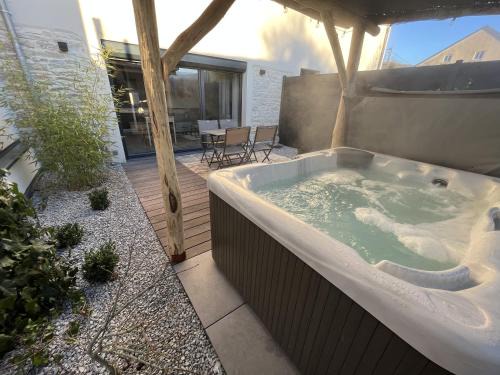 Chouzelot Apartment | Séjour détente - Appart'hôtel n 1 avec jaccuzi, piscine et petit-déjeuner