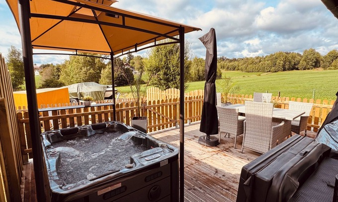 Neuschoenau House | S'Landhaus Apartment wood-burning stove, whirlpool infrared sauna wellness shower
