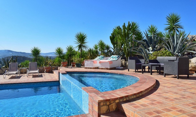 Pruna Apartment | SAFE & SECURE CASA DALI PRIVATE POOL & PATIO AREA.90 night minimum booking