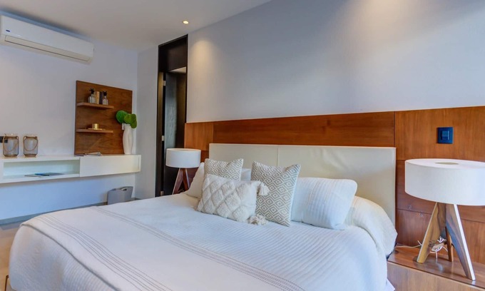 Romantic Zone Apartment | SailView 801 Romantic Zone Rooftop Pool Ocean Views