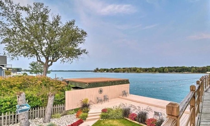 Algonac House | Saint Clair River front Retreat With 6 Beds - Enjoy Fishing-Kayak-Relax