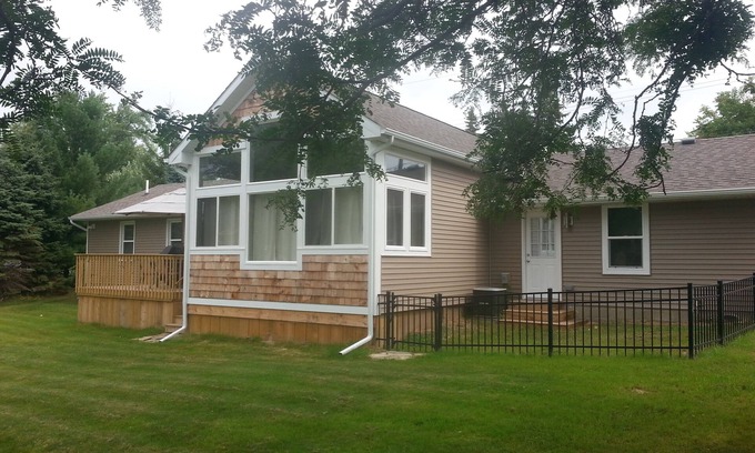 White Lake House | SALE from $300/nt! HUGE Lake & Yard! FREE Kayaks & Peddle Boats, Sandy Beach!