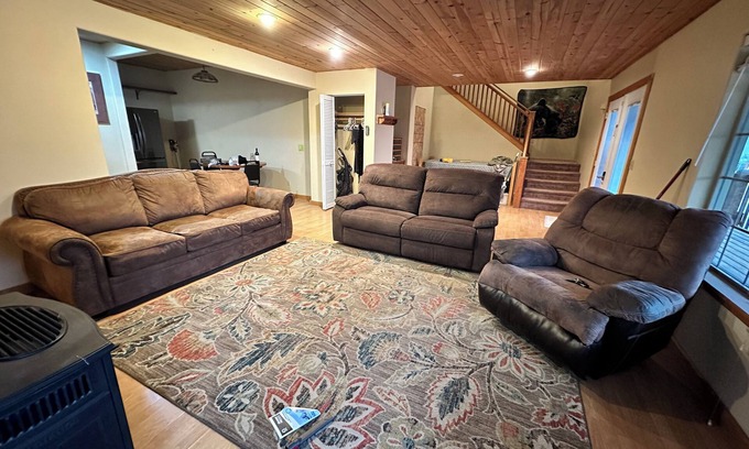 Okanogan House | Salmon Fishing Lrg1-bedroom sleeps 5 WiFi in Malott attached to wagon wheel.