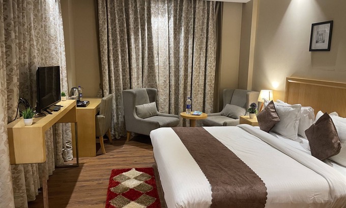 DLF Phase 5 Hotel | Saltstayz Select - Galleria Market & Golf Course Road