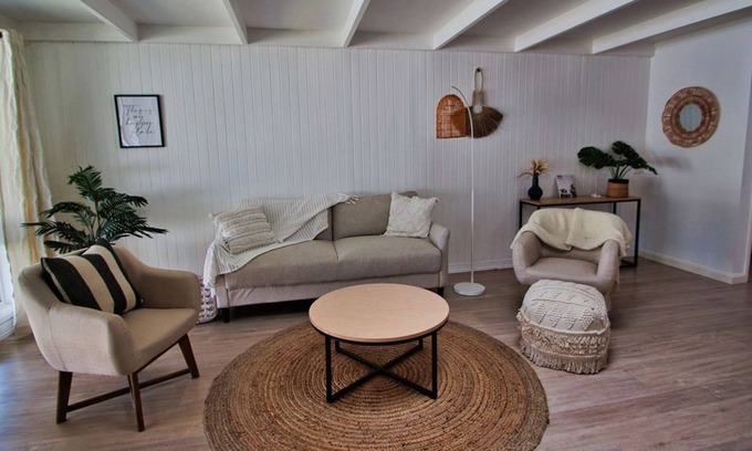 Forresters Beach House | Saltwater at Forresters Beach. Family and Pet Friendly. Walk to the Beach.