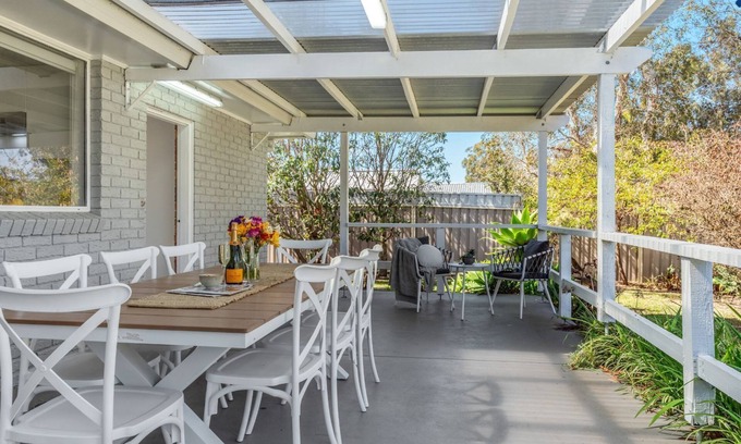 Callala Bay House | Salty Marlin – pet friendly, 5-minute walk to the calm waters of the bay