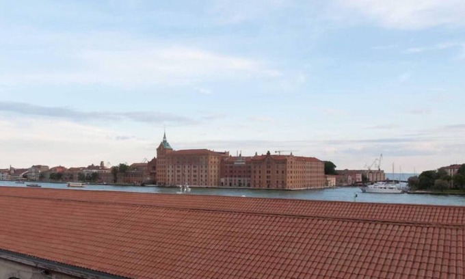 Dorsoduro Apartment | San Basegio ai Squeri in Dorsoduro view on Canal della Giudecca (027242LOC02244)