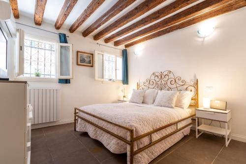 Santa Croce Apartment | San Giacomo Pied-A-Terre House by Wonderful Italy