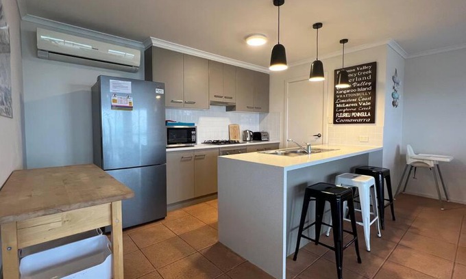 Kingscote House | Sandcastle - A Esplanade Place, Stunning Views