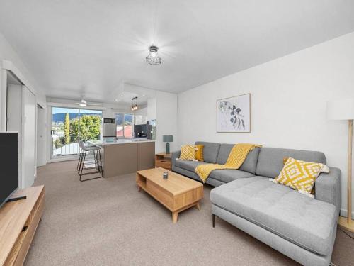 Sandy Bay Apartment | Sandy Bay apartment with Hobart river view, near UTAS - stroll to cafes and shops