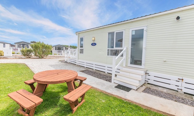 Looe House | Sandy Pebble Deluxe (Pet)