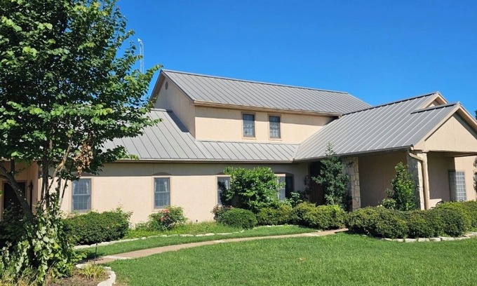 Madisonville House | Sanita Ranch with large pool, hot tub, game room and outdoor firepit.
