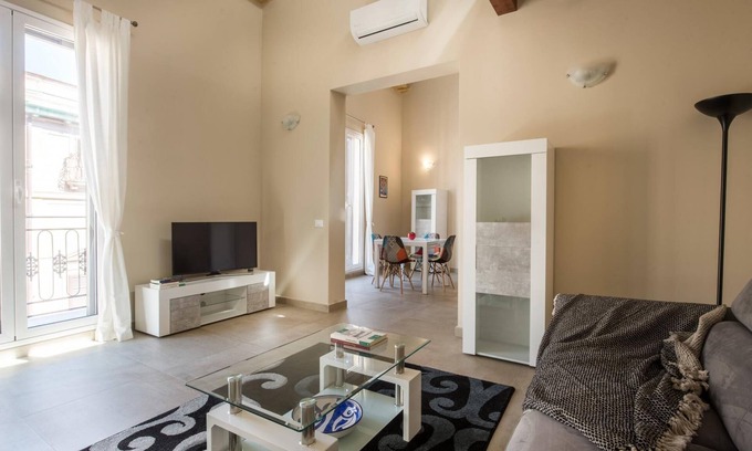 Centro Storico Apartment | Santa Cecilia Apartment 6A by Wonderful Italy