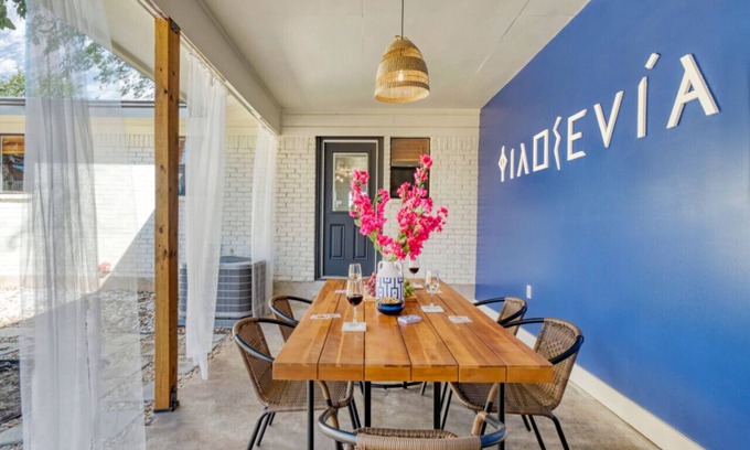 Austin Apartment | Santorini Inspired | Firepit | Grill I Yoga