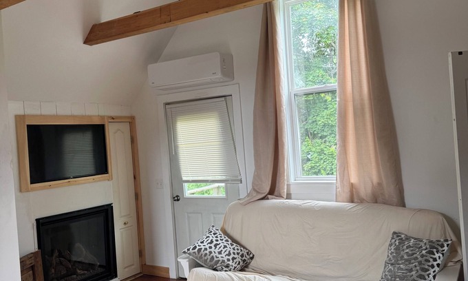 Camden Apartment | Sauna, Fireplace near affordable skiing in Camden, Maine!