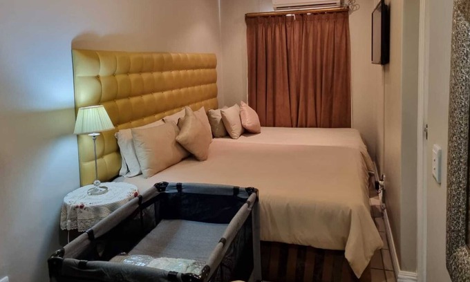 Rondebosch East Bed & Breakfast | Savoy Lodge - room with Breakfast included!