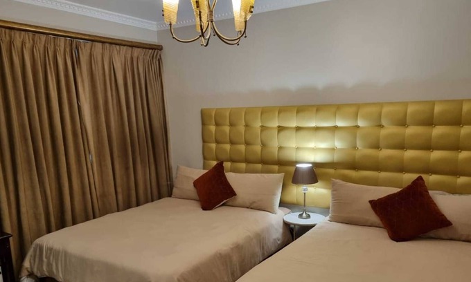 Rondebosch East Bed & Breakfast | Savoy Lodge with Breakfast included! - Budget Triple Room 5