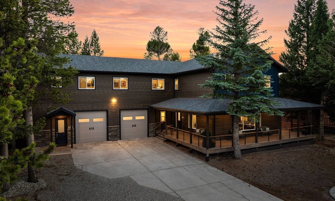 West Yellowstone House | Say Goodbye to Outdated Rentals & Stay in Style less than 1 mi to YNP West Gate!