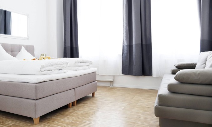 Charlottenburg Apartment | SC 3 box spring beds +70 sqm + 3 rooms + balcony + elevator