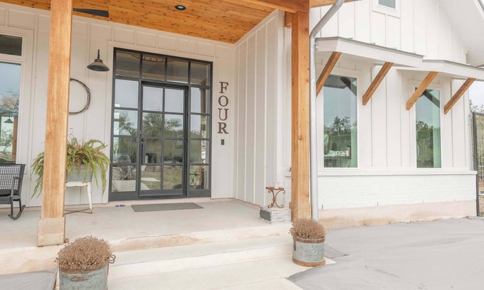 Austin House | Scarlet Ridge Retreat - Near Wineries & DT Austin!