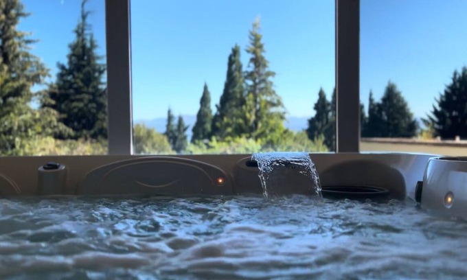 San Carlos de Bariloche Hotel | Scenic Getaway Room Perfectly Situated for Nature and Ski Fun - with Hot Tub