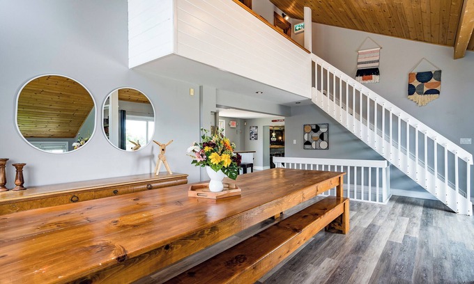 Swiss Meadows Ski Chalet | Scenic Chalet on Top of The Blue Mountains with Hot Tub, Game Room and Deck